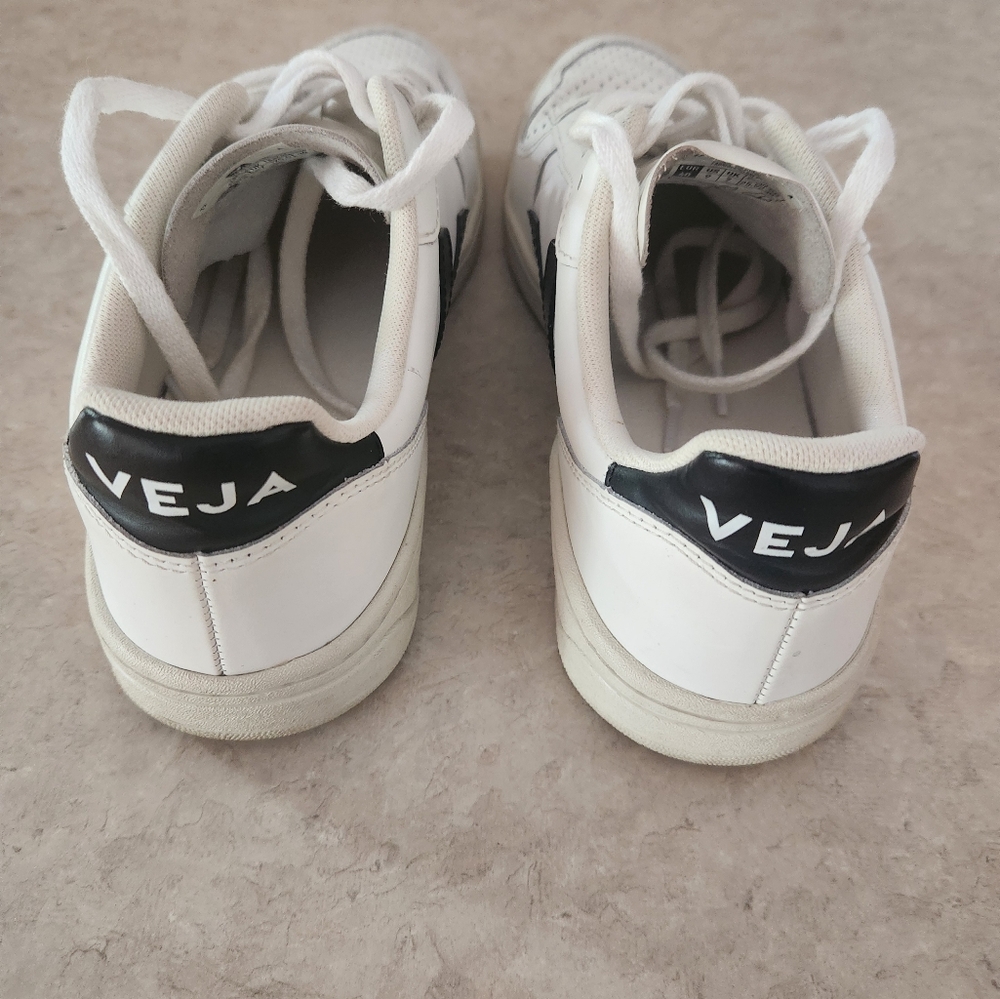 Veja V-10 Sneakers - Picture 4 of 10